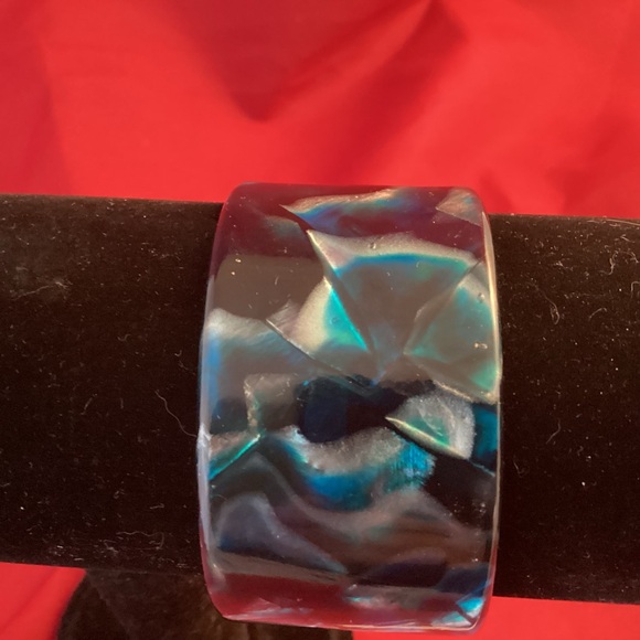 Vintage blue plastic (lucite?) cuff bracelet made in France - Picture 4 of 6